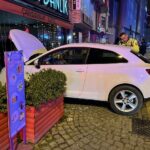 otomobilin kafeye girdigi kaza kamerada 2 yarali 32afcfe48728