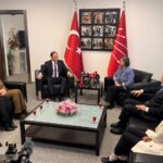 Siyasi partiler bayramlaştı 2 siyasi partiler bayramlasti 6f306e7654b1