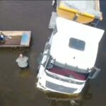 suyla dolan yolda mahsur kalan tir soforu sandalla kurtarildi a180cbe71ac0