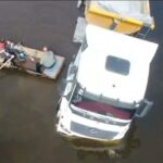 suyla dolan yolda mahsur kalan tir soforu sandalla kurtarildi ec1ed8aa353e