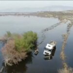 suyla dolan yolda mahsur kalan tir soforu sandalla kurtarildi fb4fdb9b1ca1