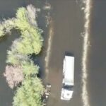 suyla dolan yolda mahsur kalan tir soforu sandalla kurtarildi fef3da0fd4a1