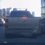 tartistiklari kisinin otomobiline sopa ve sandalyelerle zarar verdiler 11a11c646e2b