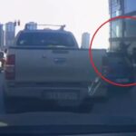 tartistiklari kisinin otomobiline sopa ve sandalyelerle zarar verdiler 353bb12d14e9