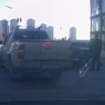 tartistiklari kisinin otomobiline sopa ve sandalyelerle zarar verdiler 3ae1038cdf3c