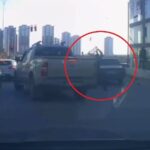 tartistiklari kisinin otomobiline sopa ve sandalyelerle zarar verdiler 6e7b5a3ee121