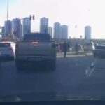 tartistiklari kisinin otomobiline sopa ve sandalyelerle zarar verdiler 7d9e950684fd