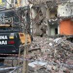 yikim sirasinda yandaki binanin tasiyici kolonu hasar gordu 21 daire bosaltildi 61e57d3912f4