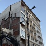 yikim sirasinda yandaki binanin tasiyici kolonu hasar gordu 21 daire bosaltildi a36039f064da