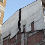 yikim sirasinda yandaki binanin tasiyici kolonu hasar gordu 21 daire bosaltildi ae9452ad1501