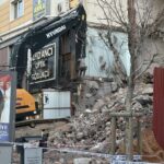 yikim sirasinda yandaki binanin tasiyici kolonu hasar gordu 21 daire bosaltildi b55e6a57f1ff