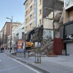 yikim sirasinda yandaki binanin tasiyici kolonu hasar gordu 21 daire bosaltildi cebe4fa32ec7