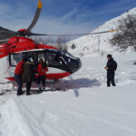 yolu kardan kapanan koydeki hasta ambulans helikopterle hastaneye kaldirildi e6deefb53a1a