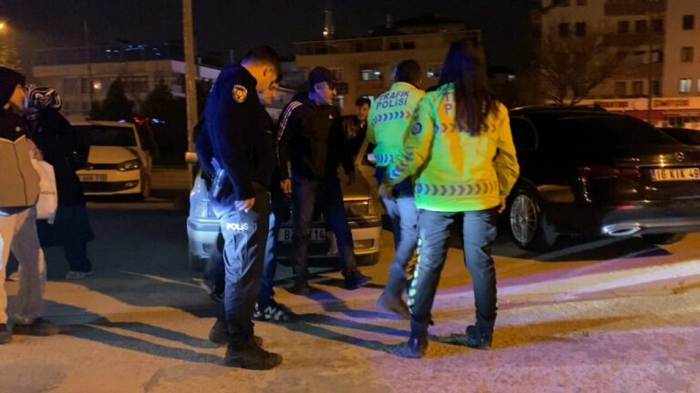 Yüksek sesle müzik dinleyen sürücünün aracı trafikten menedildi; baba polise direndi